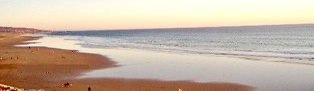 sable d' or: grand plages sud de village de taghazout : sétend sur plus de 07 km de sable fin