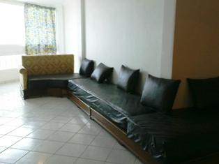 salon avec des matelas en cuire: appartement chez said
